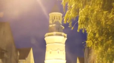  Penang 'daki uzun beyaz kuleye yaklaşıyoruz.
