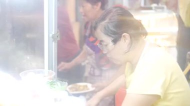 Çinli Kadın Gıda Dükkanında Malzemeleri Kesiyor - Vuruldu