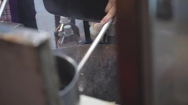 Çin Kadını Wok 'ta Yemek Karıştırıyor 