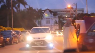 Penang 'da Kalabalık Bir Cadde' den Geçerken