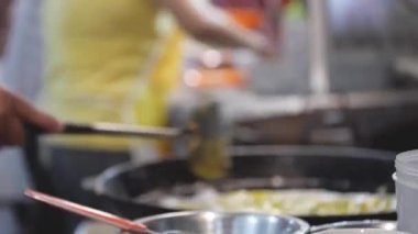 Bronzlaşmış Adamın Elleri Yemek Hazırlıyor 