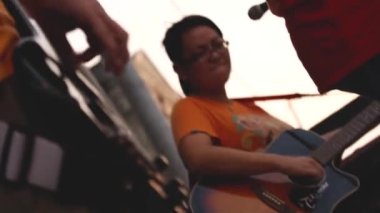Çinli Gitaristin Eli Gitar Çalıyor
