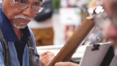 At kuyruklu ve gözlüklü yaşlı adam. 