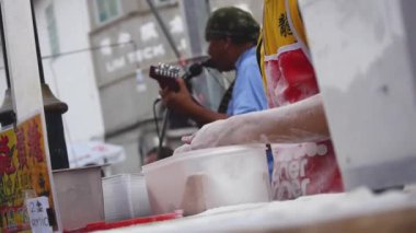 Ejderha Sakalını Hazırlayan Genç Adamın Elleri