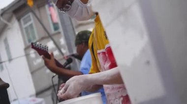 Genç Çinli Adamın Elleri Ejderha Sakalı Yapıyor - Yakın plan