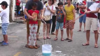 Genç Kız ve Adam Baloncuklarla Oynuyor.