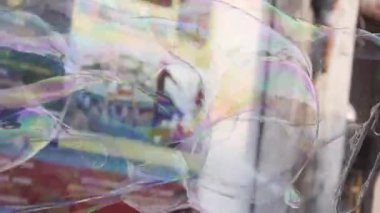  Baloncuk yaparken gülümseyen genç adam.