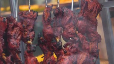 Floresan Işığı Altında Tavuk Şişleri