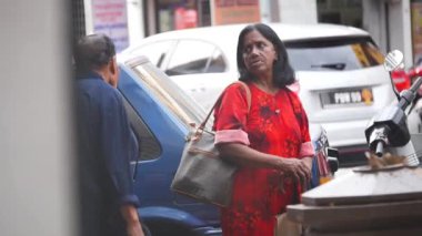  Yaşlı Hintli Kadın ve Erkek Sokakta Konuşuyor - Penang