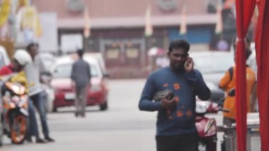 Yürürken Telefonda Hintli Adam Penang
