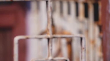 Paslı ve Aşınmış Beyaz Kapı