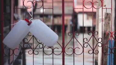 Kırmızı Kapıda İki Boş Plastik Şişe