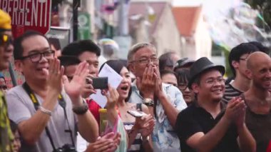 Orkestra Sokak Performansı İçin Asya Kalabalığı Alkışlıyor