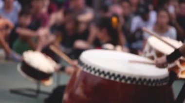 Asyalı Eller Kalabalık İzlerken Davul Çalıyor