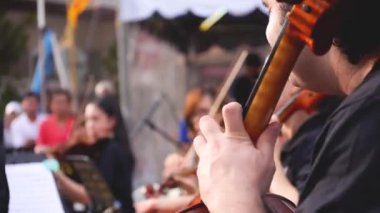 Orkestrada Çello Çalan Asyalı Adam - Penang