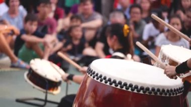 Seyirciyle Geleneksel Çin Davulları Çalan Eller - Yakın Çekim.