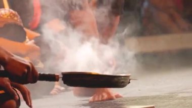 Kuda Yumru Dansında Ruhları Çıkaran Yardımcılar - Yakın Çekim