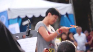 Orkestra Müzik Sayfası Şefi Arkaplanda Bulanık