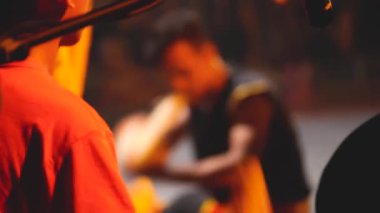 Ele geçirilmiş Genç Adam Kuda Yumru Performansı - Penang.