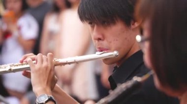 Orkestrada Genç Asyalı Flüt Çalıyor - Yakın plan