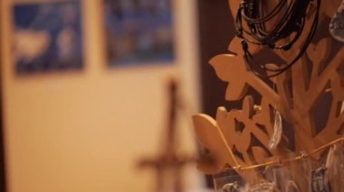 Mücevher standı ve Mavi İnsanların Soyut İnsan Resimleri