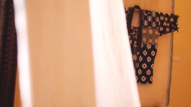 Geleneksel Desenli Bluz Üstü Bir Moda Butiğiyle Gösterildi