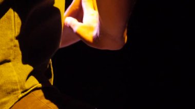 Geleneksel Çin Dansını Uygulayan Asyalı Adam - Yakın plan