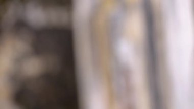 Çimento duvarları aşınmış ve yosun ve küfle kaplanmış.