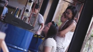 Performans provası sırasında sahne arkasında çalışan Asyalı bir grup.