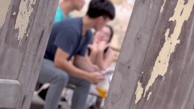 Bir Performans Hazırlığı sırasında Dinlenen Genç Asyalılar Grubu