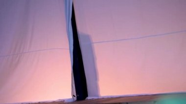 Bir Performans sırasında Üç Asyalı Adam Gösteren Gölgeler