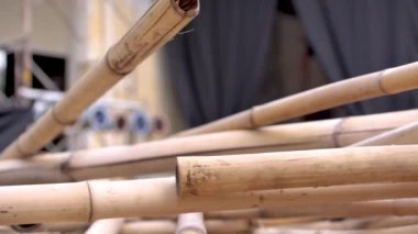 Bambu sopaları bir sahneye dizilmişti. 