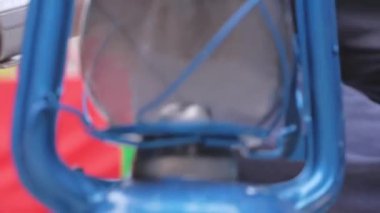 Eller Gazyağı Lambalarını Hareket ettiriyor