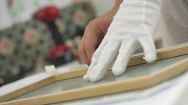 Bir Çerçeveden Adamın Elleri Bantları Kaldırıyor - Yakın plan