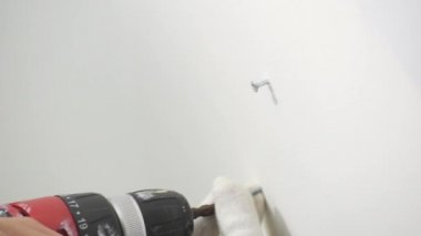 Erkek Elleri Duvarı Çivilemek İçin Matkap Kullanıyor