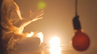 Geleneksel Hint Dansı Yapan Adam