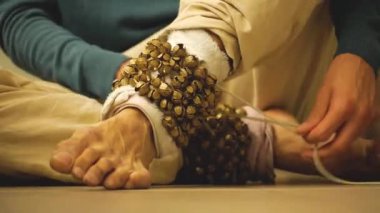 Erkek Bharatanatyam Dansçı Bileklerinden Çan Açıyor