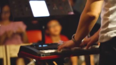 Asyalı Çocuklar Elektirikli Klavye Çalan Adam 'ı İzliyor