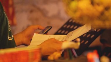 Asyalı Adam cep telefonunda notlar tutuyor ve daktilo ediyor