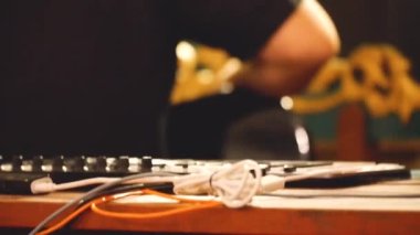 Gitar çalan Asyalı adam Klavye ve Müzik Konsolu