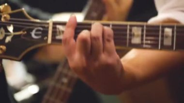 Asyalı Adamın Elleri Elektro Gitar Çalıyor - Yakın plan.