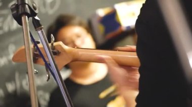 Davul çalan kadın ve gitar çalan Asyalı adam.