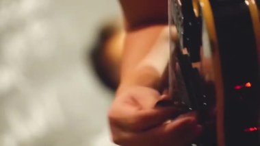Asyalı Kadın Parmakları Çalan Elektrikli Gitar 