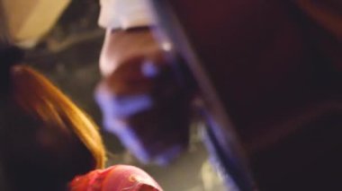 Müzikal seans sırasında gitar çalan Asyalı Adamın Parmakları