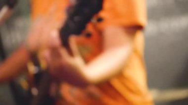 Gitarı Asyalı Kadın Çalıyor 