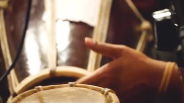 Hint Adam Geleneksel Hint Davullarını Vuruyor - Yakın plan