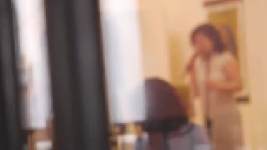 Elinde Mikrofonla Şarkı Söyleyen Genç Hintli Kadın