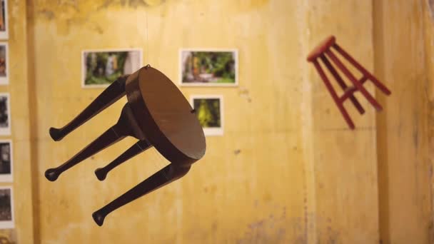 Czerwone Brązowe Stołki Wiszące Galerii Sztuki Rustykalnej Penang — Wideo stockowe