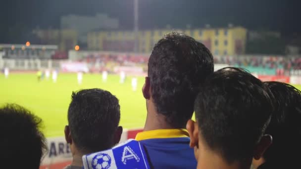 Indian Men Oglądać Mecz Piłki Nożnej Stadionie — Wideo stockowe