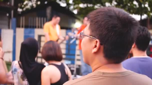 Aziatische Vrouwen Mannen Kijken Naar Een Band Penang — Stockvideo